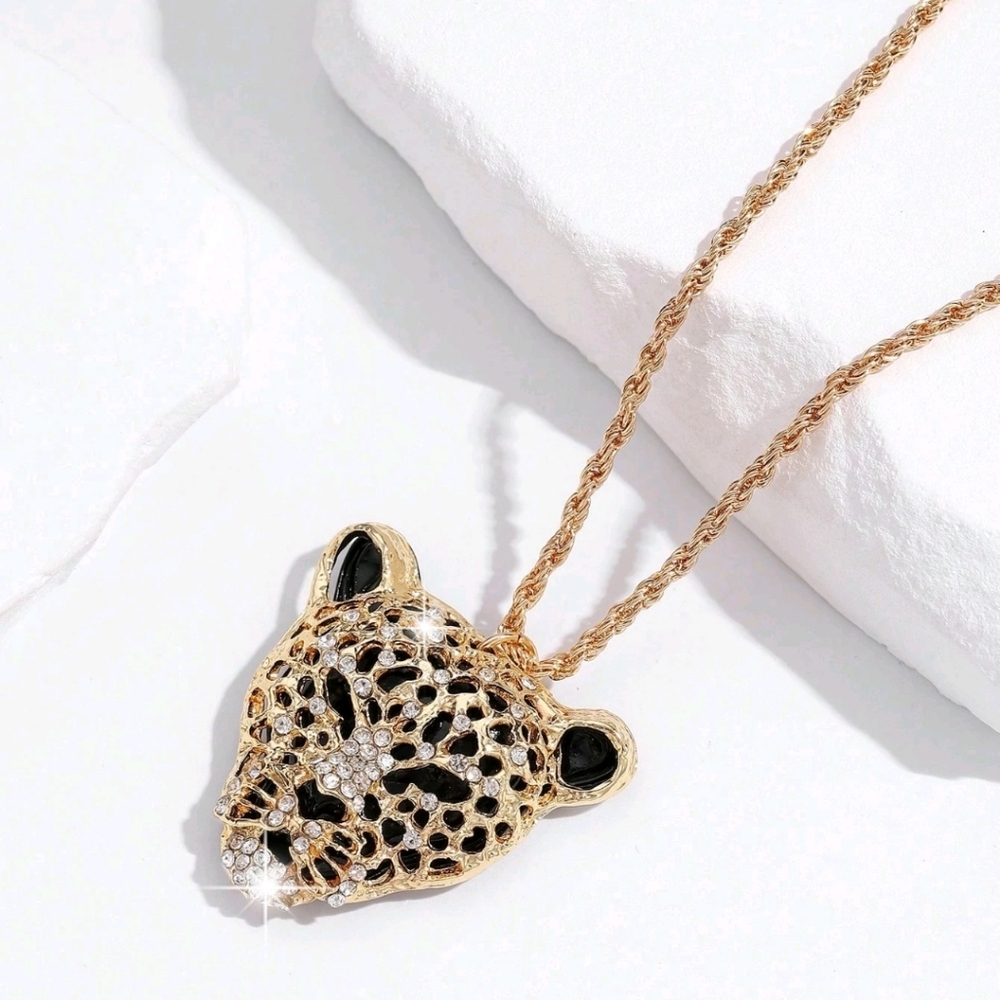 BRAND NEW ** Elegant Gold Leopard Pendant Necklace